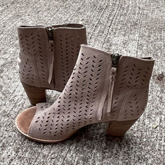 Toms Women's Majorca Peep Toe Booties Perforated Leaf Suede Side Zipper Size 6 - Picture 3 of 8